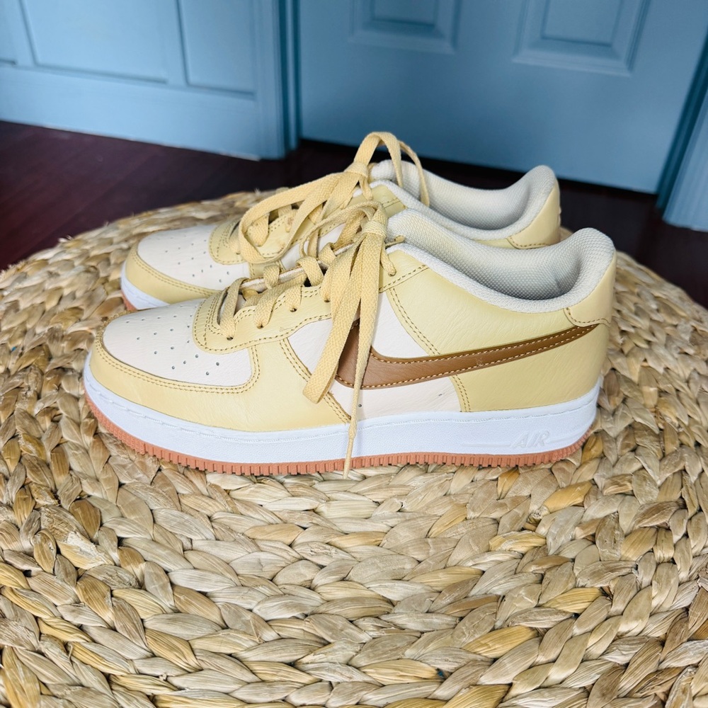Nike Women’s Neutral Low-Top Sneakers in Cream and Brown - Picture 2 of 11